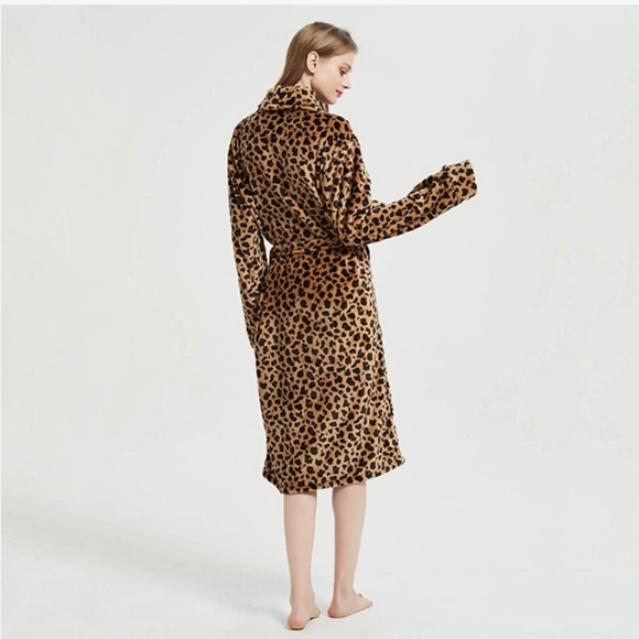 Oscar de la Renta buttery soft leopard print bathrobe - Picture 11 of 16